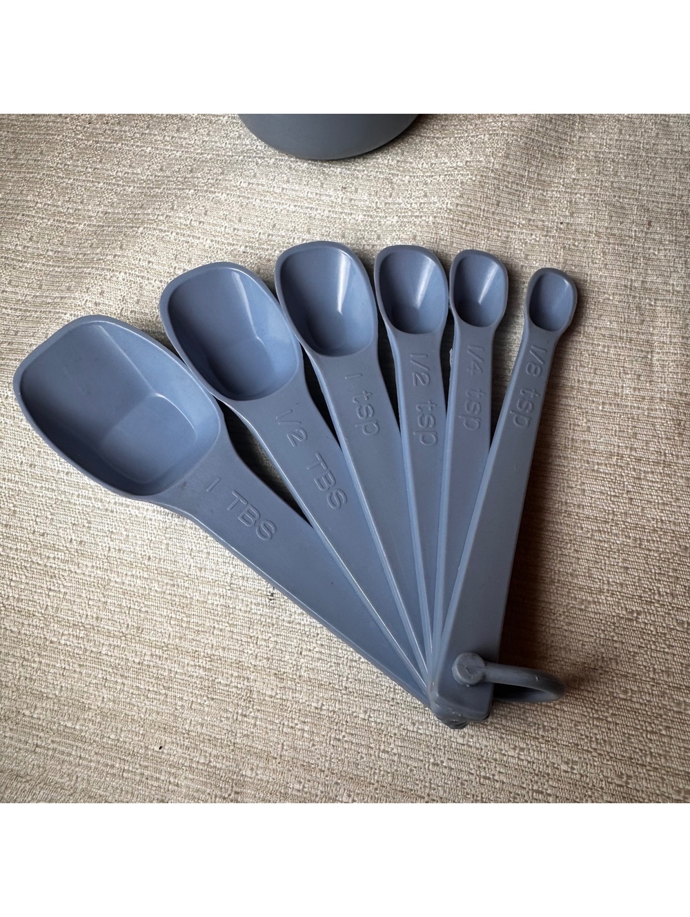 Vintage Rubbermaid Blue Measuring Cups Spoons Funnels With Strainer Kitchen Set - Picture 6 of 7